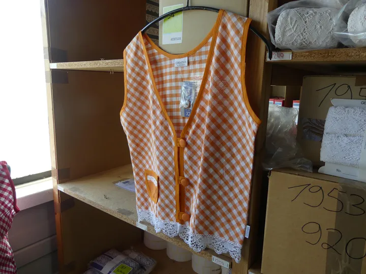 Konvolut Weste LENA m. Spitze orange und grau, Gr. S (ca. 20 Stück)